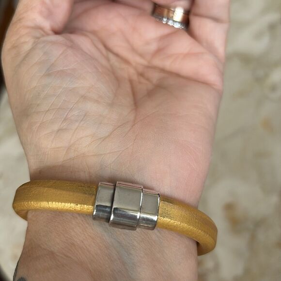 New! Handcrafted Leather Cuff Style Bracelet - Picture 4 of 9